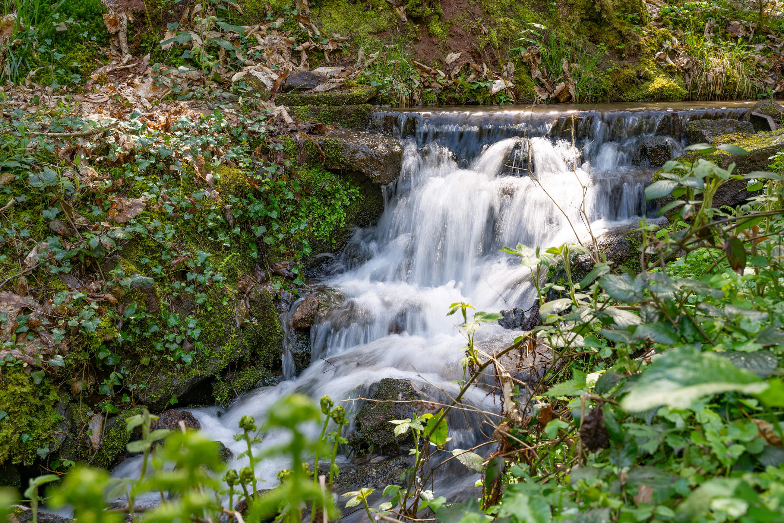 Etappe 1: kleiner Wasserfall am Wegesrand